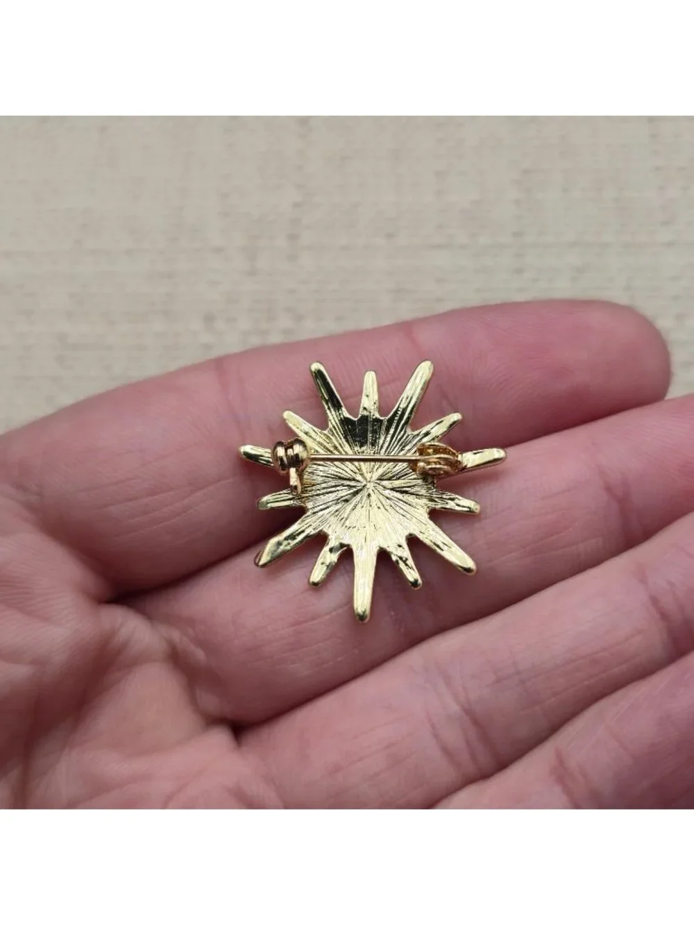 Vintage Mid-Century Modern Gold Tone Starburst Lapel Pin Brooch A8065